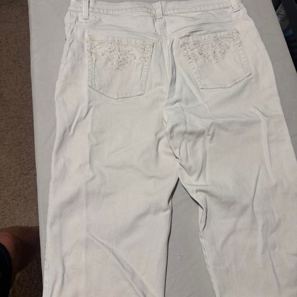 Gloria Vanderbilt Pants - Gloria Vanderbilt Cream Embroidered Capri Pants Womens 10P Petite White Denim